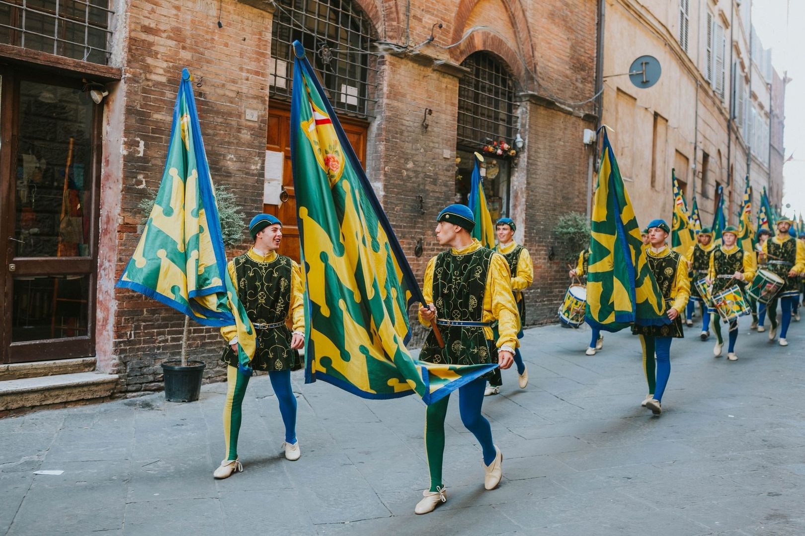 Fahnenträger und Trommler in historischen Uniformen bei einem Umzug